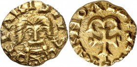 FRANCE
Mérovingiens. Paris Monétaire ARNOVALDVS (620-640). Triens en or.
Av. + PARISIVS Buste léonin de face portant une cuirasse avec des boulettes...