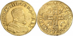 FRANCE
Henri II (1547-1559). Double henri d’or 1er type, 1557 Rouen.
Av. Buste cuirassé à droite. Rv. Croix formée de 4 H couronnés, au centre la le...