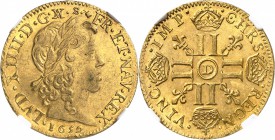 FRANCE
Louis XIV (1643-1715). Louis d’or à la mèche longue 1652 D, Lyon.
Av. Tête laurée à droite. Rv. Croix formée de huit L adossés et couronnés....