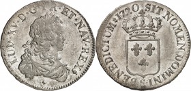FRANCE
Louis XV (1715-1774). Écu de France 1720 S, Reims, réformation.
Av. Buste drapé et lauré à droite. Rv. Écu couronné.
G. 319, Dup. 1665. 24,4...