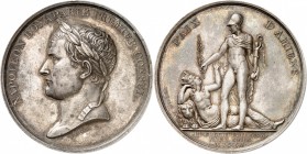 FRANCE
Consulat (1799-1804). Médaille en argent 1802, célébrant la Paix d’Amiens, par Dumarest.
Av. Tête laurée à gauche. Rv. Napoléon présentant un...