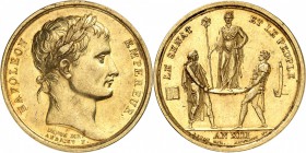 FRANCE
Premier Empire (1804-1814). Médaille en or an XIII 1805, par Denon et Andrieu.
Av. Tête laurée à droite. Napoléon porté par le Sénat et le pe...