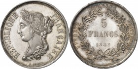 FRANCE
II° République (1848-1852). 5 francs 1848, concours de Boivin, essai en argent, tranche en relief.
Av. Tête laurée à gauche. Rv. Valeur dans ...