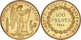 FRANCE
III° République (1870-1940). 100 francs 1914, Paris, essai en bronze-aluminium.
Av. Le Génie gravant le mot constitution sur une table. Rv. V...