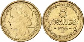 FRANCE
III° République (1870-1940). 5 francs 1933, concours de Morlon, bronze-aluminium.
Av. Tête de Marianne à gauche laurée et coiffée d’un bonnet...