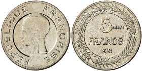 FRANCE
III° République (1870-1940). 5 francs 1933, concours de Cochet, maillechort, petit module.
Av. Tête de Marianne à gauche coiffée d’un bonnet ...