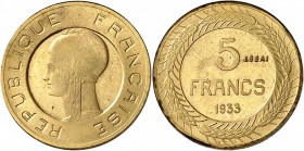 FRANCE
III° République (1870-1940). 5 francs 1933, concours de Cochet, cuivre dorée, petit module.
Av. Tête de Marianne à gauche coiffée d’un bonnet...