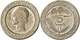 FRANCE
III° République (1870-1940). 5 francs 1933, concours de Vezien, maillechort, petit module.
Av. Tête de Marianne à gauche coiffée d’un bonnet ...