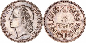 FRANCE
III° République (1870-1940). 5 francs 1933, concours de Lavrillier en argent.
Av. Tête laurée à gauche. Rv. Valeur dans une couronne. 
GEM.1...