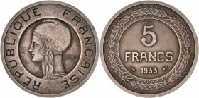 FRANCE
III° République (1870-1940). 5 francs 1933, concours de Cochet, essai en nickel argenté.
Av. Tête de Marianne à gauche et coiffée d’un bonnet...
