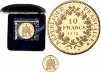 FRANCE
V° République (1959- à nos jours). 10 francs 1973, piéfort en or. 
Av. Hercule, la Liberté et l’Egalite debout. Rv. Valeur dans une couronne....