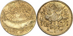 TURQUIE
Abdul Hamid II (1293-1327 AH / 1876-1909), Médaille en argent doré, célébrant les guerres militaires de l’armée Ottomane.
Av. Inscriptions. ...