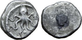 Etruria, Populonia AR Unit. 4th - 3rd century. Octopus / Blank. EC I, 5.27 (O3, misattributed to Pisae, this coin); HN Italy 227; HGC 1, 91. 1.07g, 10...