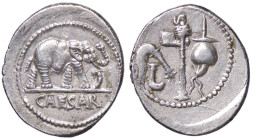 ROMANE IMPERIALI - Giulio Cesare († 44 a.C.) - Denario B. 9; Cr. 443/1 (AG g. 3,93) Decentrato al R/

qSPL
