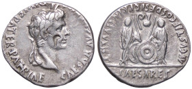 ROMANE IMPERIALI - Augusto (27 a.C.-14 d.C.) - Denario (Lugdunum) C. 43; RIC 351 (AG g. 3,81)Variante scudo destro davanti Contromarca al D/ - Largo m...