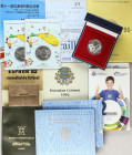 Lote 12 Sets y Presentaciones. Siglo XX. Lote compuesto por serie de pruebas de Euro de Gran Bretaña y Andorra, Euros en presentaciones originales y m...
