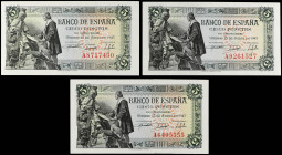 Estado Español
Lote 3 billetes 5 Pesetas. 15 Junio 1945. Capitulaciones de Santa Fe. (Uno con arruguita). Ed-449a. SC.