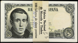 Estado Español
Lote 100 billetes 5 Pesetas. 16 Agosto 1951. Balmes. Serie 1D. Todos correlativos. Con faja original F.N.M.T (Abierto y con letra manu...