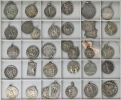 Lote 34 medallas deportivas. Siglo XX. AR y metal plateado. Ø 24 a 35 mm. La gran mayoria deportivas de mediados siglo XX, varias de patinaje o tiro. ...