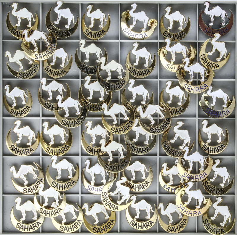 Lote 92 distintivos de permanencia. SAHARA. Metal plateado, Br, latón y esmalte....