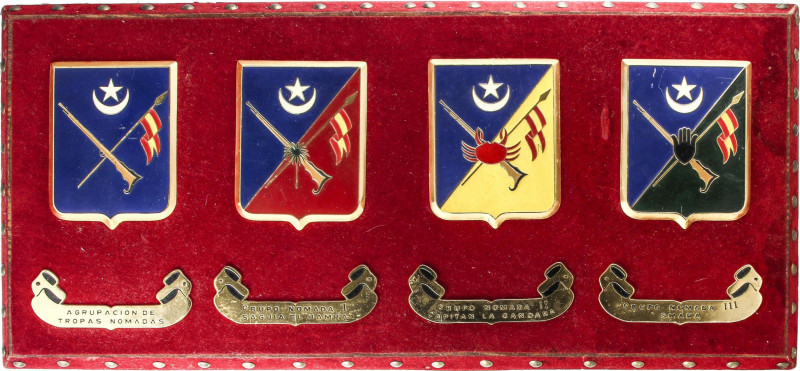 Lote Álbum con 22 Banderines y Placa de madera con los escudos de cuatro unidade...
