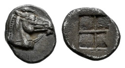 Asia Minor. Uncertain. Tetartemorión. Siglo V a.C. (SNG Kayhan-745 Ionia or Caria?). (Tzamalis-91?). Anv.: Bridled head of horse right. Rev.: Incuse q...