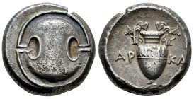 Boeotia. Thebas. Stater. 368-364 a.C. Arka- magistrate. (BCD Boeotia-537). (Weber-3271). (Bmc-117). Anv.: Boeotian shield. Rev.: Amphora with ivy leav...