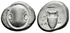 Boeotia. Thebas. Stater. 395-338 a.C. Damo- magistrate. (BCD Boeotia-490). (Bmc-129). (Hgc-4,1330). Anv.: Boeotian shield. Rev.: Amphora, with ivy-spr...