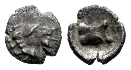 Lycia. Maussollos. Hemiobol. siglo IV a.C. Anv.: Head of lion right. Rev.: Astragalos; AP-Ñ (in Lycian) around. Ag. 0,29 g. VF. Est...100,00. 

Span...
