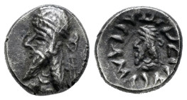 Kings of Persis. Kapat. Obol. Siglo I d.C. (Alram-614). (Sunrise-640). Anv.: Bearded bust left, wearing diadem and Parthian-style tiara. Rev.: Bearded...