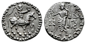 Indo-Skythians. Azes I. Drachm. 58-12 a.C. (Senior-105.375D). (Hgc-12,655). Anv.: Azes on horseback to right, wearing cataphractus and holding whip al...