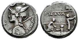 Licinius. P. Licinius Nerva. Denarius. 113-112 BC. Uncertain mint. (Ffc-802). (Craw-292/1). (Cal-888). Anv.: Diademed head of Roma left, holding spear...