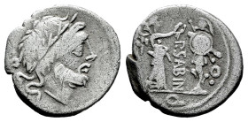 P. Sabinus. Quinarius. 99 a.C. Rome. (Craw-331/1). Anv.: Laureate head of Jupiter to right; o behind. Rev.: Victory standing to right, crowning trophy...