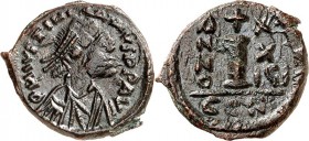 BYZANZ. 
IUSTINIANUS I. 527-565. AE-Deka 16mm ("28"= 554/555) 2,38g, Konstantinopel. Paludamentbüste m. Perlendiadem n.r. D N IVSTINI-ANVS PP AVI / W...