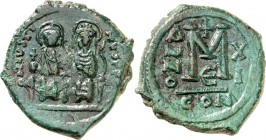BYZANZ. 
IUSTINUS II. 565-578. AE-Follis 29/30mm ("11"= 575/576) 14,14g, Konstantinopel, 5. Off. Kaiserpaar thront v.v. D N IVSTI-NVS PP AVI / Wert M...