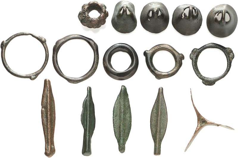 FRÜHFORMEN. 
Keltische Frühformen 3. - 1. Jh. v. Chr. 15 Bronze-Gewichte Pfeils...