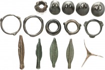 FRÜHFORMEN. 
Keltische Frühformen 3. - 1. Jh. v. Chr. 15 Bronze-Gewichte Pfeilspitzen 38mm - 44mm (4), kegelförmige Glocken H.21 - 24mm (4), Rouelles...