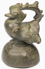 Asien. 
MYANMAR (Burma) / THAILAND (Siam). 
TIERGEWICHTE. Hintha, 6-eckiger abgerundeter Sockel, gebogener Henkel, 18.-19.Jh. Bronze 1620g (100 Kyat...