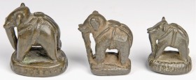 Asien. 
MYANMAR (Burma) / THAILAND (Siam). 
TIERGEWICHTE. Elefant auf ovaler Platte 16./17. Jh., 106,4g, 61,1g, 42,5g Bronze. 3 Stück. 

1811492