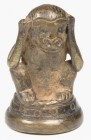 Asien. 
MYANMAR (Burma) / THAILAND (Siam). 
TIERGEWICHTE. Affe hockt auf rundem Sockel, stützt sich mit Ellenbogen auf Knie, hält sich mit beiden Hä...
