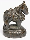 Asien. 
MYANMAR (Burma) / THAILAND (Siam). 
TIERGEWICHTE. Pferd auf ovalem Sockel mit Ritzverzierung, 16. Jh. 116g Bronze. . 

feine schwarzbraune...