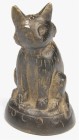Asien. 
MYANMAR (Burma) / THAILAND (Siam). 
TIERGEWICHTE. Katze hockend auf rundem Sockel, 19. Jh. 146g Bronze. . 

1811505