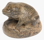 Asien. 
MYANMAR (Burma) / THAILAND (Siam). 
TIERGEWICHTE. Frosch auf rundem Sockel, 19. Jh. 265g Bronze. . 

1811507