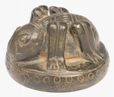 Asien. 
MYANMAR (Burma) / THAILAND (Siam). 
TIERGEWICHTE. Spinne auf rundem Sockel, 19. Jh. 229g Bronze. . 

1811508