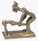 Afrika. 
GHANA. 
ASHANTI, Goldgewichte. Mann in gebückter Haltung arbeitet mit großer Feldhacke, Br-Gewicht H.50mm 46,6g. . 

1811561