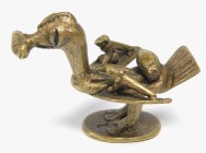 Afrika. 
GHANA. 
ASHANTI, Goldgewichte. Großer Vogel (Calao) steht a. kleiner runder Platte, hält Frucht im Schnabel, auf seinem Rücken liegende wei...