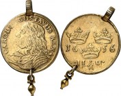 SCHWEDEN. 
KÖNIGREICH. 
Karl X. Gustav 1654-1660. 2 Mark 1656 Brustb.l./ 3 Kronen. als Schmuckstück altvergoldet mit Öse u.Mertallperle. AAH 17. . ...