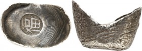 CHINA. 
QING-Dynastie, 1644-1912. 
Sycee Silberbarren zu 1 Tael "Seidenschuhgeld" 19. Jh. 1 Stempel L.28mm x 28mm x 18mm 37,2g. . 

ss