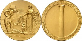 DEUTSCHE STÄDTE. 
LEIPZIG. Medaille 1913 (v. H. Schneider) auf die Intern. Baufachausstellung. Säule / Frau verteilt Kränze auf einer Baustelle, vor ...