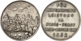 DEUTSCHE STÄDTE. 
NÜRNBERG. Preismedaille 1932 (o. Sign.) f. hervorragende Leistung im Photo-Porst Photo-Wettbewerb. Stadtansicht über Schriftband / ...